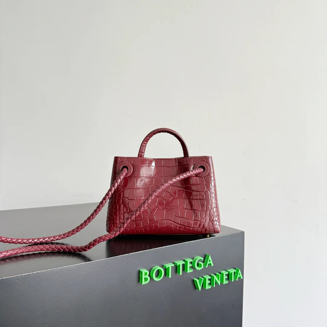 Batch 2880 BOTTEGA VENETA crocodile leather mini andiamo is paired with a four-piece oak hardware set, making the entire bag more layered. As a classic model of the BV family, each innovation brings different surprises to fans. There are three ways to carry it with different makeup. Crocodile skin is called the gold in leather and is famous for its top luxury and rarity. During use, the luster of the crocodile skin will not fade or fade with time. No matter how long it is used, it will still remain new. And because each crocodile skin is different, the effect of each crocodile leather bag is different. Style number: 777614+wood hardware Size: 22*15.5*9cm